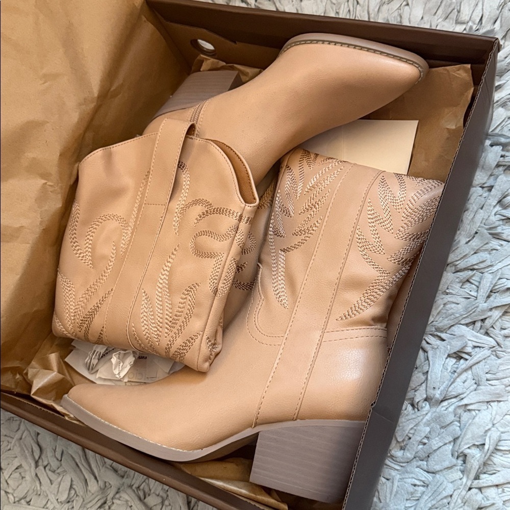 Women's Tan Knee-High Boots - Picture 3 of 3